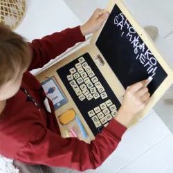 Dřevěný notebook s tabulí