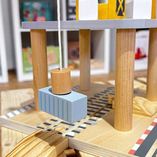 Dřevěný jeřáb pro děti a přístav vláčkodráha