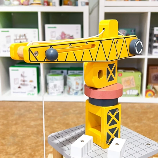 Dřevěný jeřáb pro děti a přístav vláčkodráha