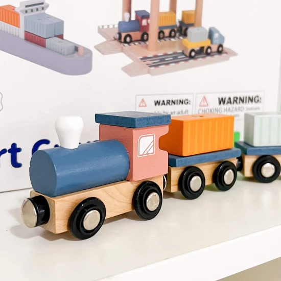 Dřevěný jeřáb pro děti a přístav vláčkodráha