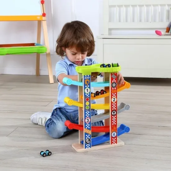 Barevná dřevěná závodní dráha Tooky Toy TY841 se sedmi úrovněmi a šesti autíčky.