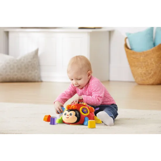 VTech Beruška s mláďátkem – interaktivní mluvící hračka v češtině, která učí děti tvary, barvy, čísla a slova, zpívá písničky a podporuje rozvoj motoriky.