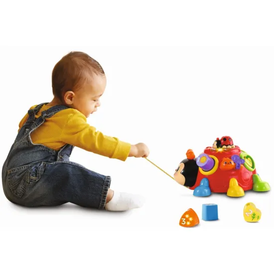 VTech Beruška s mláďátkem – interaktivní mluvící hračka v češtině, která učí děti tvary, barvy, čísla a slova, zpívá písničky a podporuje rozvoj motoriky.