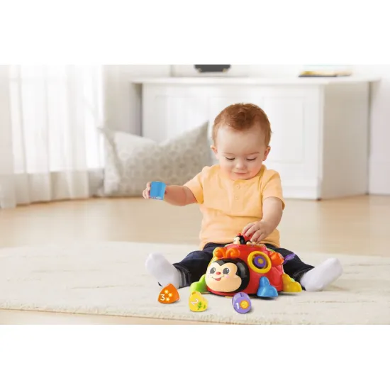 VTech Beruška s mláďátkem – interaktivní mluvící hračka v češtině, která učí děti tvary, barvy, čísla a slova, zpívá písničky a podporuje rozvoj motoriky.