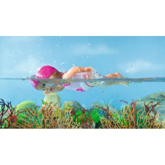 BABY born Plováček plave kraul a motýlka ve vaně s veselými plavkami a čepicí, připravená na vodní dobrodružství.