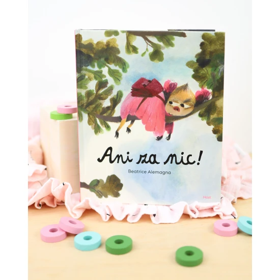 malá netopýrka Paskalíny, která vzdorovitě kříží ruce, zatímco její rodiče se s úsměvem zmenšují a mizí v její kapse.