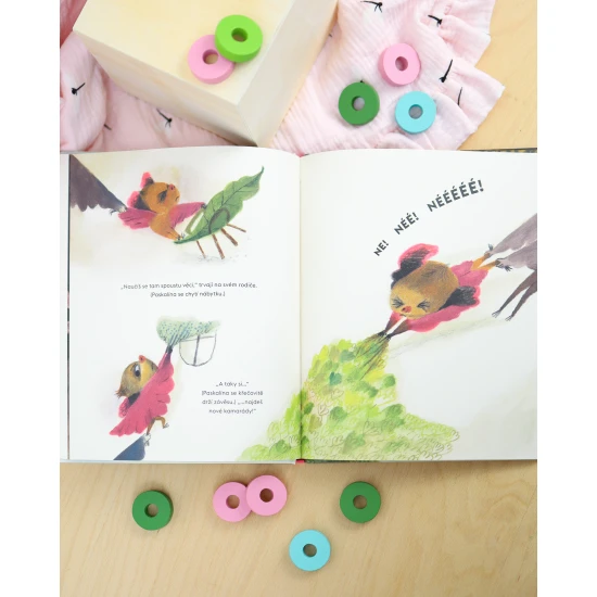 malá netopýrka Paskalíny, která vzdorovitě kříží ruce, zatímco její rodiče se s úsměvem zmenšují a mizí v její kapse.