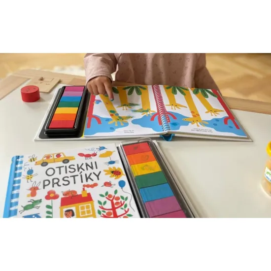 Pusťte se s dětmi do hrátek s otisky prstů - stačí odklopit víčko z barevných inkoustových polštářků a zaplnit úkoly v knize vlastními výtvory.