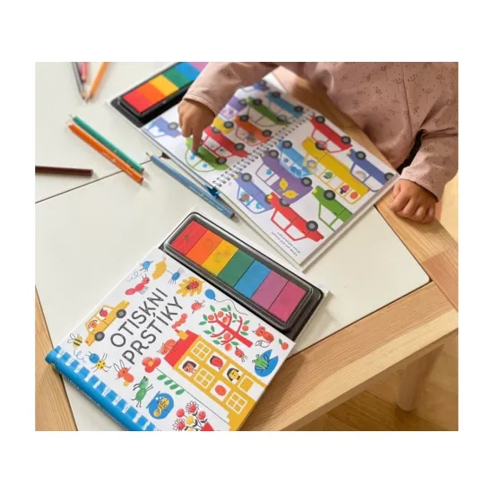 Pusťte se s dětmi do hrátek s otisky prstů - stačí odklopit víčko z barevných inkoustových polštářků a zaplnit úkoly v knize vlastními výtvory.