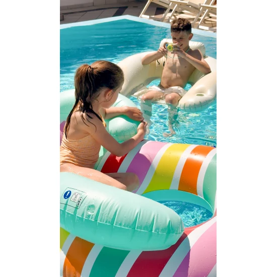 Velký nafukovací kruh pro 2 osoby Color Rush 190 cm v pestrobarevném designu od Swim Essentials – ideální pro zábavu u vody