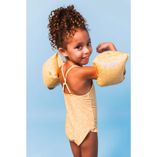 Nafukovací dětské plavecké rukavice Swim Essentials Florish yellow pro děti, ideální pro plavání v bazénu i u moře.