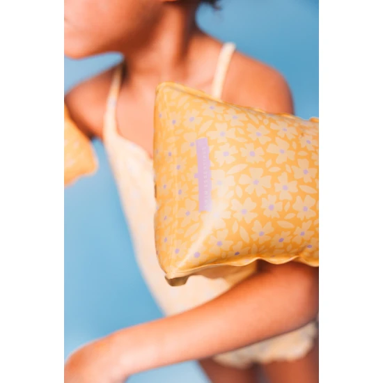 Nafukovací dětské plavecké rukavice Swim Essentials Florish yellow pro děti, ideální pro plavání v bazénu i u moře.