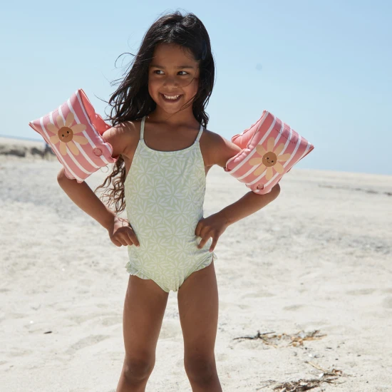 Nafukovací dětské plavecké rukavice Swim Essentials Daisy Flower pro děti, ideální pro plavání v bazénu i u moře.