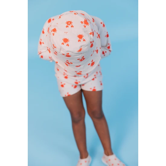 Oboustranný klobouček pro děti s UPF 50+ – krabí vzor na jedné straně, jednobarevný design na druhé. Široký okraj pro ochranu před sluncem.