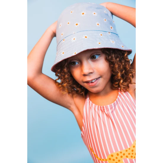Oboustranný klobouček pro děti s UPF 50+ – květinový vzor na jedné straně, jednobarevný design na druhé. Široký okraj pro ochranu před sluncem.