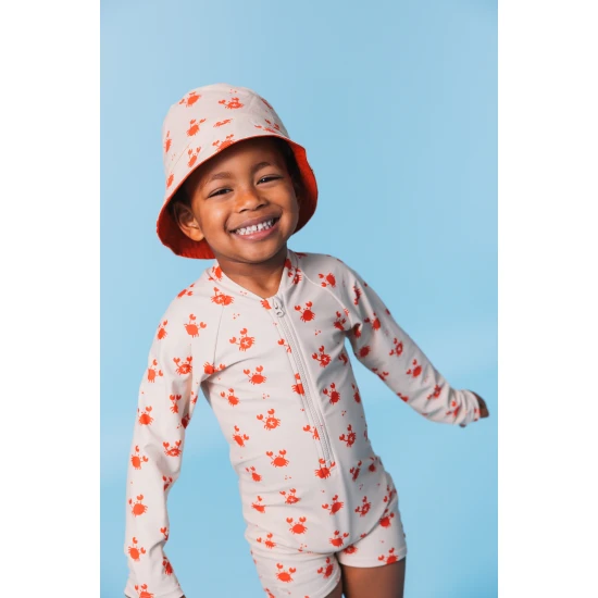 Oboustranný klobouček pro děti s UPF 50+ – krabí vzor na jedné straně, jednobarevný design na druhé. Široký okraj pro ochranu před sluncem.