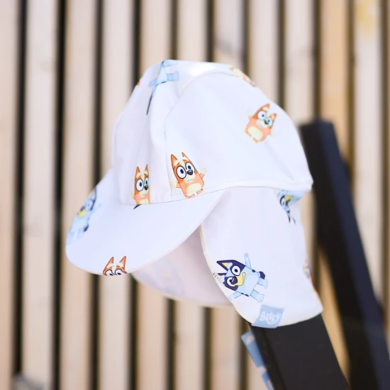 Praktický letní klobouček s ochranou krku od Swim Essentials s Bluey motivem ochrání děti před UV zářením