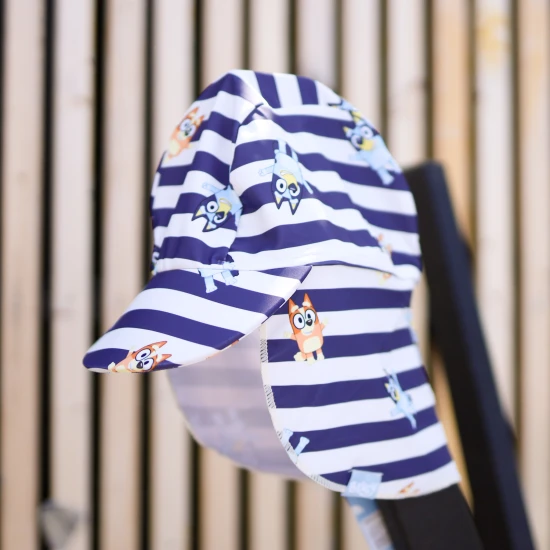 Praktický letní klobouček proužkový s ochranou krku od Swim Essentials s Bluey motivem ochrání děti před UV zářením