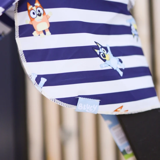 Praktický letní klobouček proužkový s ochranou krku od Swim Essentials s Bluey motivem ochrání děti před UV zářením