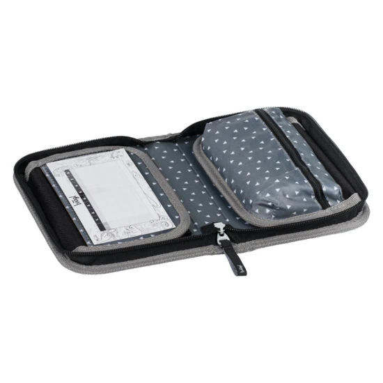 Jednopatrový školní penál s fotbalovým motivem, s praktickými poutky a kapsou na drobnosti.