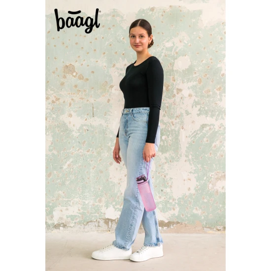 Baagl Tritanová láhev na nápoje Lavender 800 ml Tritanová láhev Lavender 800 ml s uzamykatelným víčkem a sítkem – ideální na limonády s ovocem a horké nápoje.