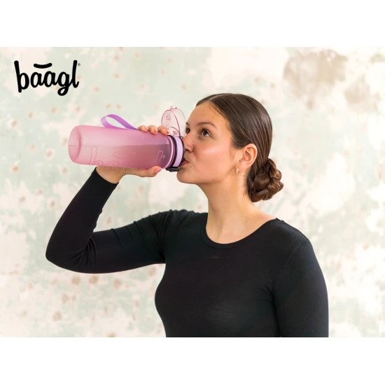 Baagl Tritanová láhev na nápoje Lavender 800 ml Tritanová láhev Lavender 800 ml s uzamykatelným víčkem a sítkem – ideální na limonády s ovocem a horké nápoje.