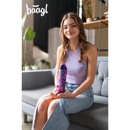 Baagl Tritanová láhev na nápoje Galaxy 700 ml Tritanová láhev Galaxy 700 ml s poutkem a uzamykatelným víčkem, ideální na nápoje do školy, na výlety a sport, bez BPA a ftalátů.
