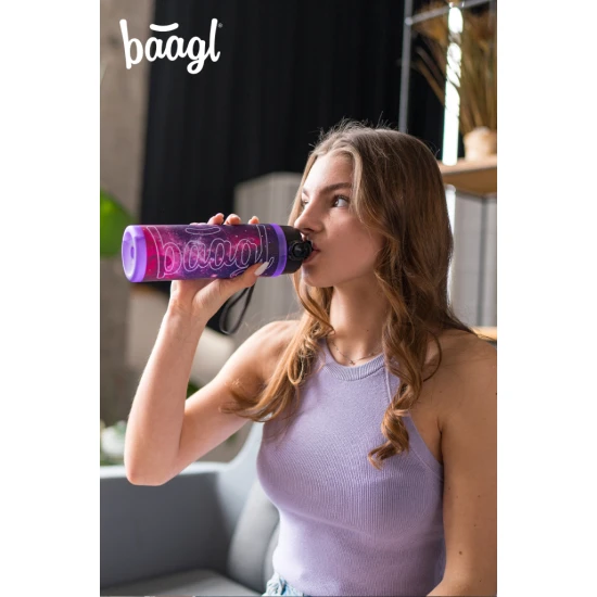 Baagl Tritanová láhev na nápoje Galaxy 700 ml Tritanová láhev Galaxy 700 ml s poutkem a uzamykatelným víčkem, ideální na nápoje do školy, na výlety a sport, bez BPA a ftalátů.