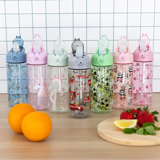 Tritanová láhev na pití s brčkem Dino 500 ml, BPA-free, praktická a odolná pro školáky a sportovce.