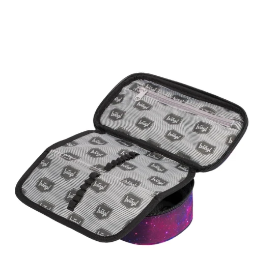 Penál Skate Galaxy s moderním designem a praktickými funkcemi, ideální pro uspořádání školních potřeb.