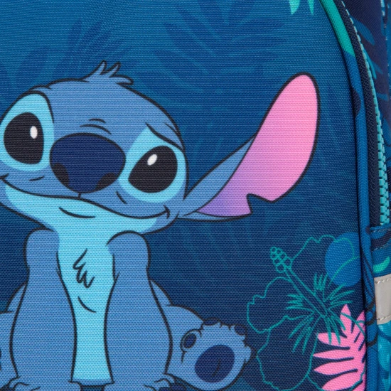 Dětský batoh Toby Stitch Blue s polohovatelnými ramenními popruhy a bezpečnostní píšťalkou.