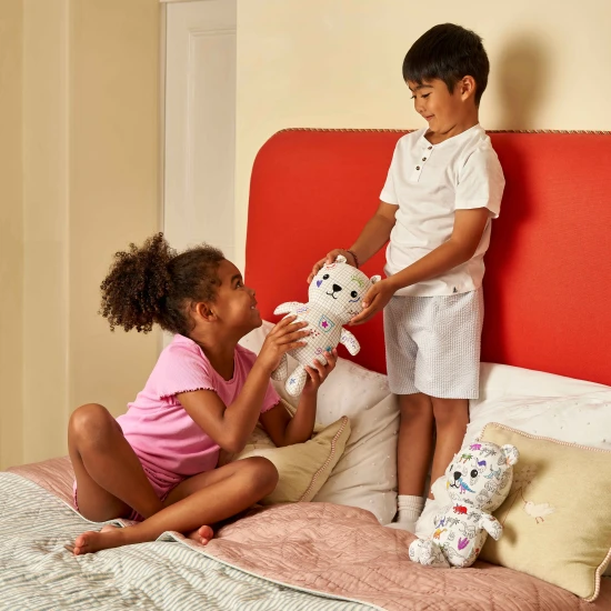 Kreativní Medvídek Artie Colour-in k vybarvení s omyvatelnými fixy