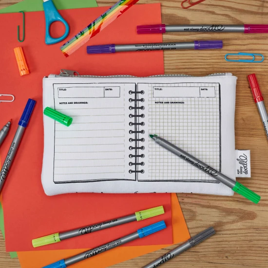 Penál Dino na vybarvování s fixy eatsleepdoodle