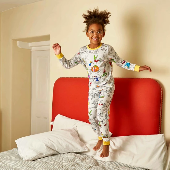 Pyžamo na vybarvení Fairytales & legends Vymaluj a oper 6-7 let Dětské pyžamo na vybarvování Fairytales & Legends s fixy eatsleepdoodle