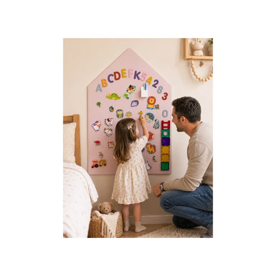 MagneKids Magnetická nástěnná tabule Domeček Starorůžová 70 x 44 cm MagneKids Magnetická nástěnná tabule Domeček Starorůžová 70 x 44 cm – Family Nation FN-MONT-MKIDS-H70-DPIN