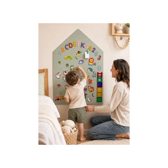 MagneKids Magnetická nástěnná tabule Domeček Šalvějově zelená 70 x 44 cm MagneKids Magnetická nástěnná tabule Domeček Šalvějově zelená 70 x 44 cm – Family Nation FN-MONT-MKIDS-H70-SAGE