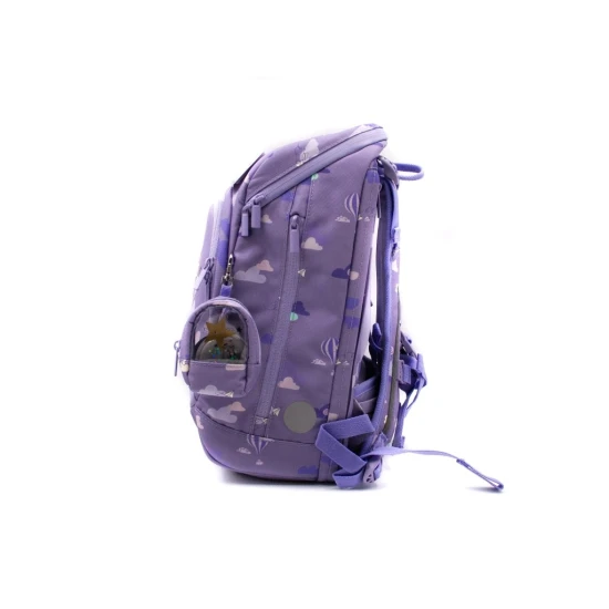 Lehoučká školní taška Best friends skvěle sedí na zádech malého studenta.