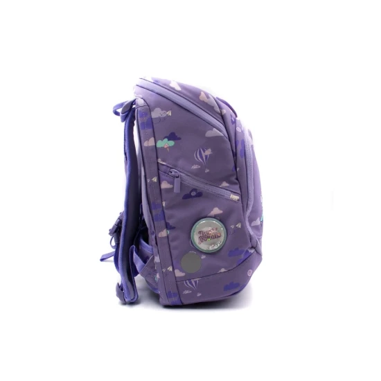 Lehoučká školní taška Best friends skvěle sedí na zádech malého studenta.