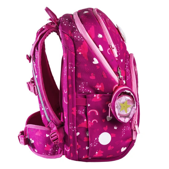 Lehoučká školní taška Ballerina Dark Pink skvěle sedí na zádech malého studenta.