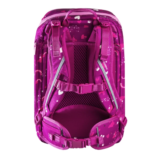 Lehoučká školní taška Ballerina Dark Pink skvěle sedí na zádech malého studenta.