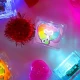 Senzorické svítící kostky do vody Glo Pals, 6 ks - Love Bugs