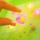 Senzorické svítící kostky do vody Glo Pals, 6 ks - SPACE