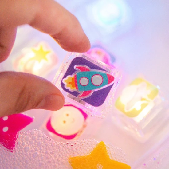 Senzorické svítící kostky do vody Glo Pals, 6 ks - SPACE