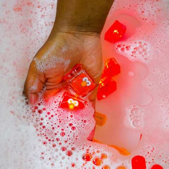 Glo Pals Senzorické svítící kostky Elmo svítící kostky do vany pro děti, rozzářené ve vodě.