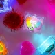 Senzorické svítící kostky do vody 6 ks Love Bugs