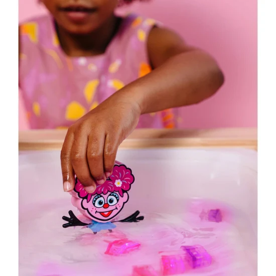 Glo Pals Sada Figurka Abby a 2 senzorické kostky do vody – svítící hračka do vany pro děti.