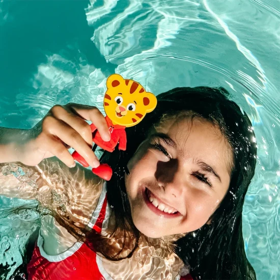 Glo Pals Sada Figurka Daniel Tiger a 2 senzorické kostky do vody – svítící hračka do vany pro děti.