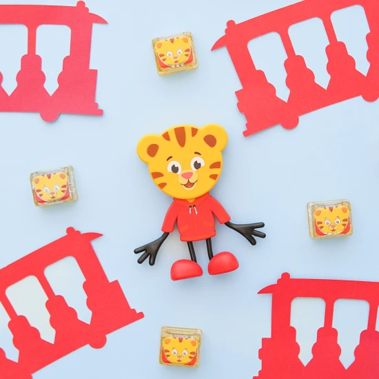 Glo Pals Sada Figurka Daniel Tiger a 2 senzorické kostky do vody – svítící hračka do vany pro děti.