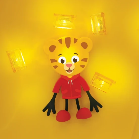 Glo Pals Sada Figurka Daniel Tiger a 2 senzorické kostky do vody – svítící hračka do vany pro děti.