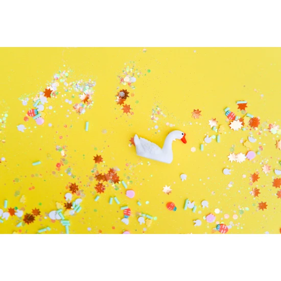 Glo Pals Senzorická láhev Honey Bee: svítící hračka pro děti se žlutým designem.